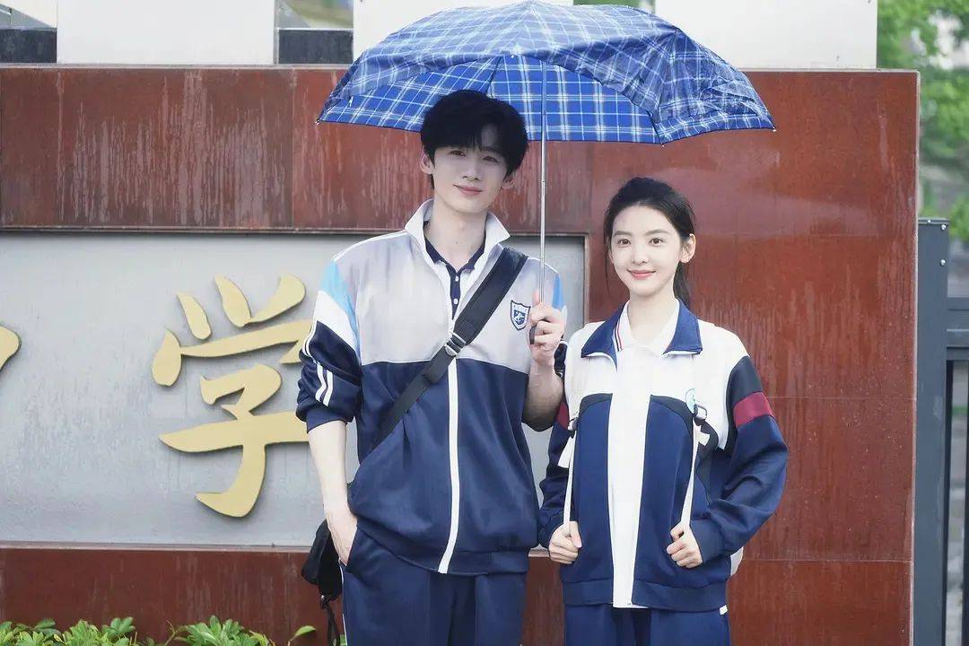 “丑校服”有了新市场，有人三倍溢价卖出海，撬开千亿蓝海
